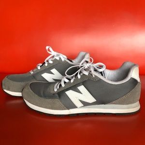 New Balance sneakers in gray, size 6